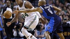 Derek Fisher (vpravo) z Dallasu pi obranném zákroku proti Paulu Pierceovi z