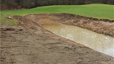 Pestavby na golfovém hiti Dýina