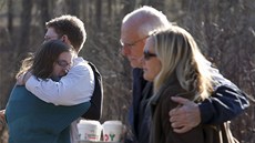 Rodiče dětí ze školy Sandy Hook v Connecticutu, kde střelec zabil 27 lidí, z...