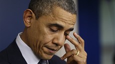 Prezident Barack Obama se rozplakal p�ed noviná�i p�i vystoupení ke st�elb� ve