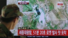 Jihokorejský voják sleduje televizní zprávy o odpálení severokorejské rakety