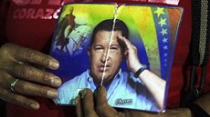 Píznivec Huga Cháveze vyel do ulic podpoit svého prezidenta v nemoci. 