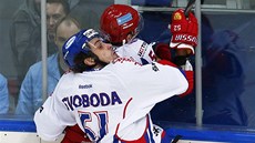 U MANTINELU. eský útoník Jakub Svoboda (v popedí) a Sergej irokov.
