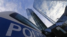 Nmení policisté prohledali ve stedu sídlo Deutsche bank (12. prosince 2012)