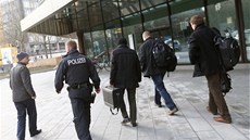 Nmení policisté prohledali ve stedu sídlo Deutsche bank (12. prosince 2012)