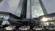 Nmení policisté prohledali ve stedu sídlo Deutsche bank (12. prosince 2012)