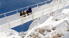 Most Titlis Cliff Walk je dlouhý 98 metr a iroký jen 91 centimetr. Jak pes...