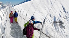Visutý most Titlis Cliff Walk ve výcarsku na ledovcové hoe Titlis (3 238 m n....