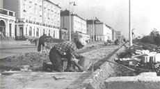 Pokládání dlažby chodníku na Nábřežní ulici v Havířově- konec 50. let.