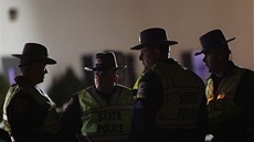 Policisté p�ed základní �kolou Sandy Hook v Newtownu, kde st�elec zabil dv�...