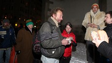 Dobrovolníci bezdomovcm v Brn rozdávali chleba se salámem, horkou kávu a