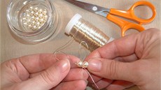 Ustihnte si dostaten dlouhý drátek, zhruba doprosted navléknte jednu a...