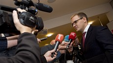 Daniel Křetínský po jednání disciplinární komise hovoří s novináři.
