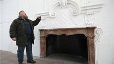 Správce zámku Drahomír Orság ukazuje historický krb. 