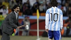 Trenér Diego Maradona, argentinský bůh,dává pokyny Lionelemu Messimu během MS