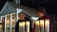 Smutek v Newtownu. Za zemelé zapalují v místním kostele svíky.