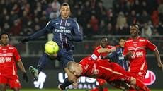 PO HLAVĚ. Fotbalisté Valenciennes se všemožně snažili zastavit Zlatana
