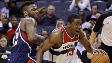 Jordan Crawford z Washingtonu Wizards obchází DeShawna Stevensona z Atlanty