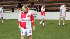 EKÁNÍ NA PIHRÁVKU. Slávistická fotbalistka Blanka Pniková eká, jestli jí