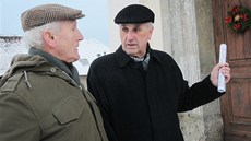 Frantiek Radkovský (na snímku vpravo) v nedli vysvtloval farníkm v...