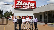 Manažeři firmy Baťa před firmou u městečka Limur.