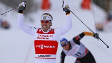 �védský b�ec na ly�ích Emil Jönsson se raduje z vít�zství ve sprintu v Canmore.
