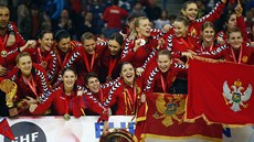 Házenkářky Černé Hory si vychutnávají triumf na evropském šampionátu.