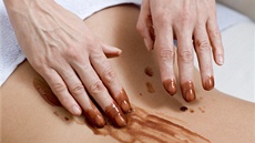 Čokoládová masáž pomáhá proti stárnutí kůže díky oleji a výživným látkám...