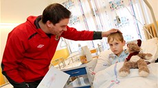 Fotbalisté Zbrojovky Brno pedali vánoní dárky dtem v nemocnici erná Pole.