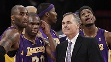 Basketbalisté Los Angeles Lakers a jejich trenér Mike D´Antoni zklamaní z