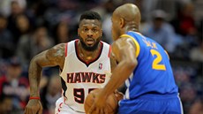 DeShawn Stevenson (vlevo) z Atlanty brání Jarretta Jacka z Golden State.