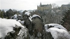 Zimní pohled na zámek na Hrubé Skále. 