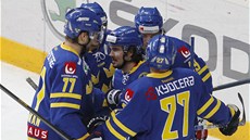OSLAVA. védtí hokejisté se radují z jedné z branek v utkání proti eskému