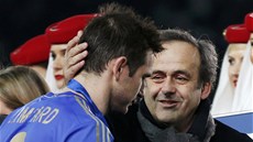 UT̊OVÁNÍ. Michel Platini, éf UEFA, chlácholí Franka Lamparda, kapitána...