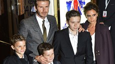 David Beckham, jeho manelka Victoria se syny na premiée muzikálu Viva
