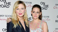 Kirsten Dunstová a Kristen Stewartová na premiée filmu On The Road (New York,...