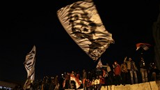 Protestanti ped prezidentským palácem v Káhie mávají prapory a egyptskými