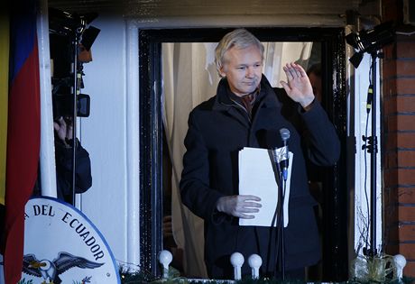 Assange za pár msícu dovrí rok strávený na ekvádorské abasád v Londýn.