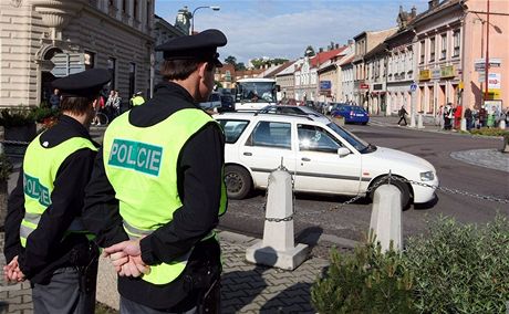 Kvli chybjícímu obchvatu u chrudimtí chodci a idii demonstrovali.