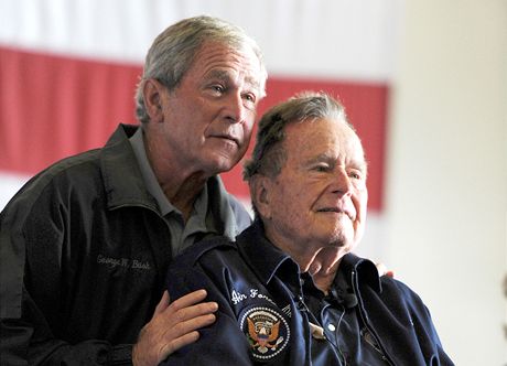 OTEC A SYN. Bývalí amerití prezidenti George W. Bush (vlevo) a George H.W.