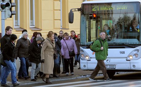 Mezi Domem slueb a potou pibude opt druhý pruh pro auta jedoucí do ulice Na