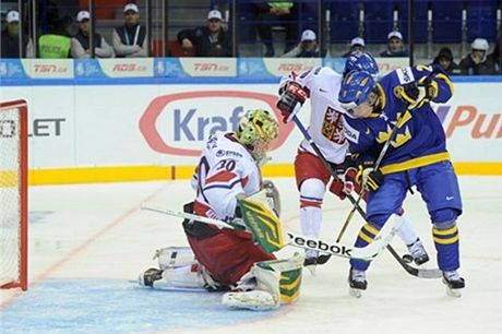 Brank esk hokejov dvactky Matj Machovsk zasahuje pi anci Filipa