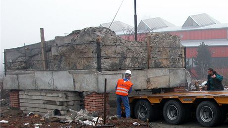 Podbetonovan zklady a zbytky romnskho domu nalezen pi archeologickm