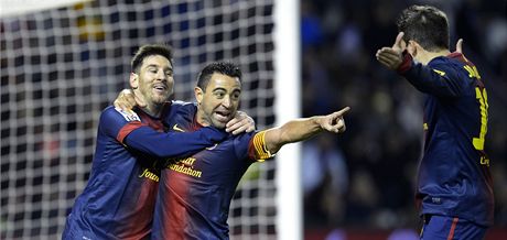 2012. Barcelontí Lionel Messi (vlevo) a Jordi Alba gratulují Xavimu (uprosted) ke gólu proti Valladolidu.