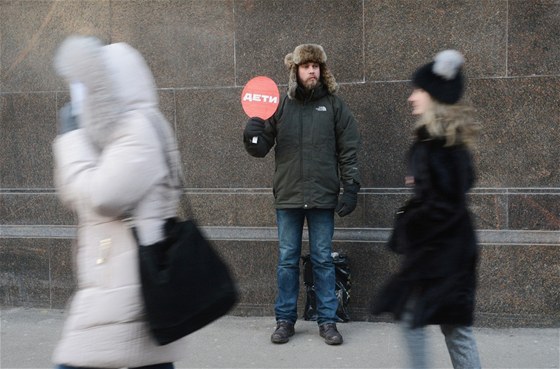 Osamlý demonstrant protestuje proti novému ruskému zákonu, který zakazuje