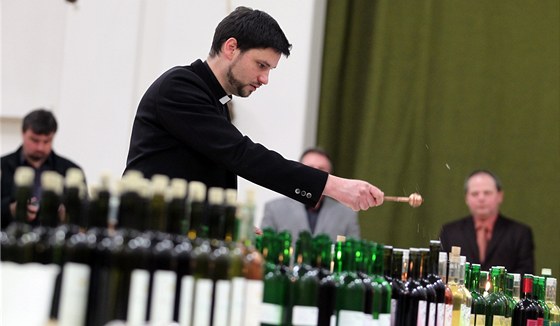V Moutnicích nedaleko Brna se konalo tradiní ehnání vína.