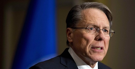 Výkonný editel NRA Wayne LaPierre hovoí ve Washingtonu k masakru na základní