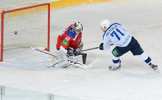 GÓL. Igor Polygalov z Ninkamsku (vpravo) pekonává Tomáe Pöpperleho v brance