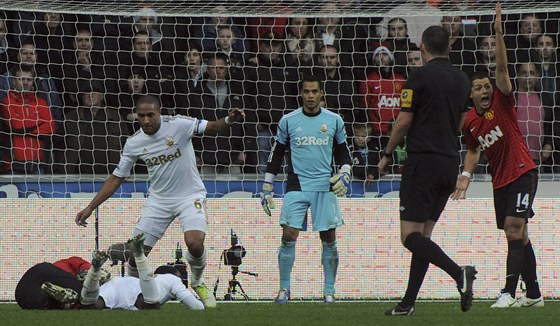 NEFÉR ZÁKROK. Poté, co Robin van Persie (vlevo) leel na zemi, Ashley Williams