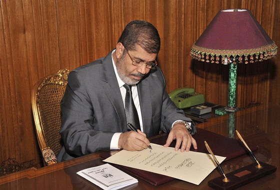 Mursí ve stedu podepsal novou podobu ústavy. Ta má zaruit mimo jiné svobodu